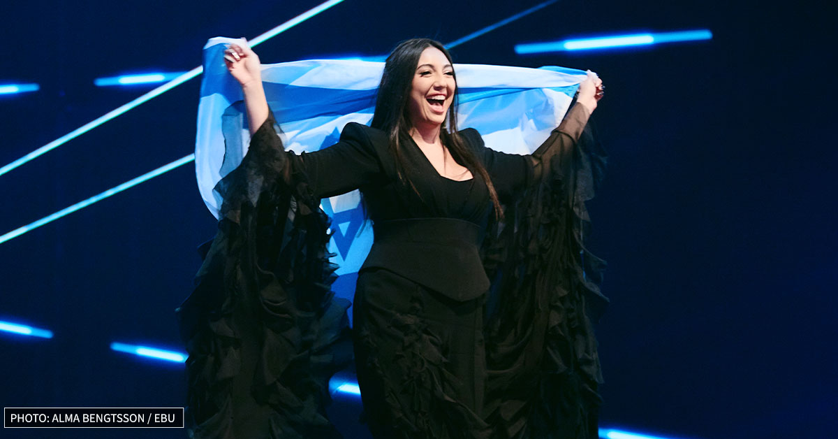 Yuval Rafael, représentante d’Israël à l’Eurovision 2025, avec le drapeau israélien